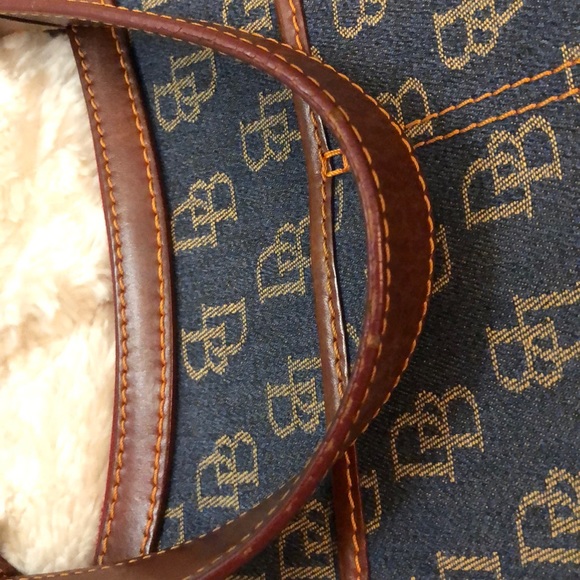 Dooney and Bourke canvas/leather purse - Picture 4 of 7